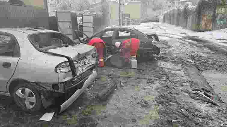 Росіяни обстріляли автопарковку в Херсоні, щонайменше двоє загиблих