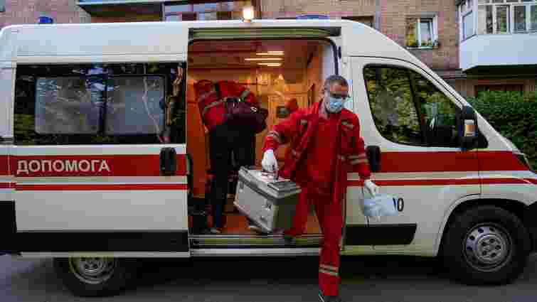 В Ужгороді з вікна четвертого поверху випала 31-річна жінка