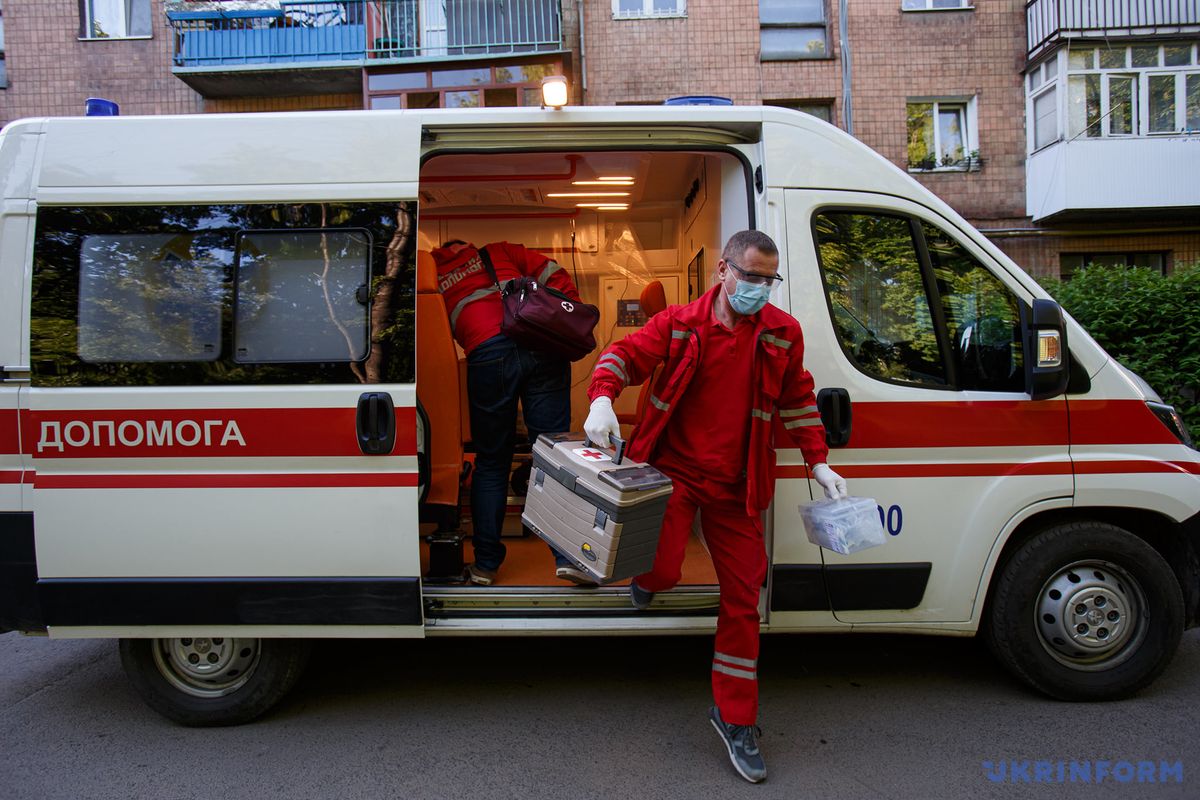 В Ужгороді з вікна четвертого поверху випала 31-річна жінка