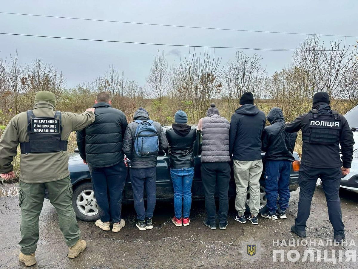 На Закарпатті на гарячому затримали чотирьох ухилянтів та їх переправників