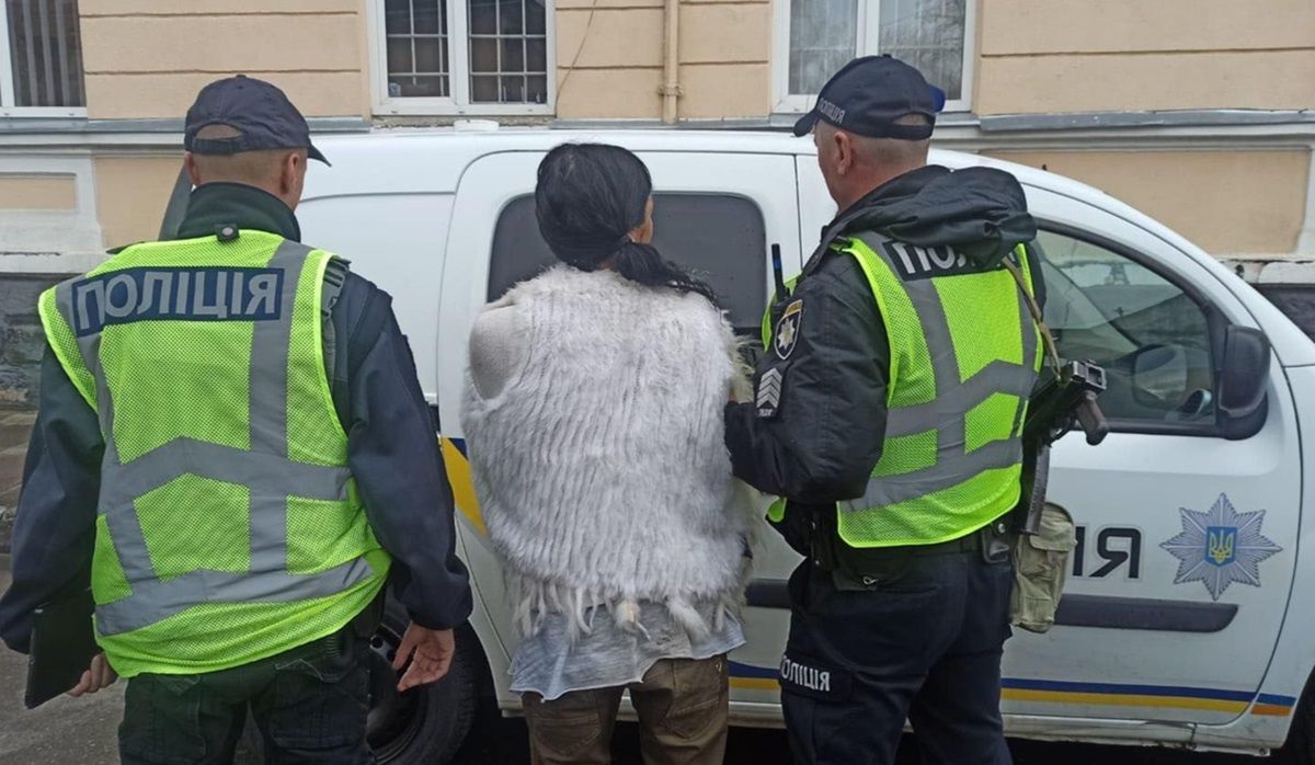Суд звільнив від покарання мешканку Стрия за напад на поліцейських з мачете