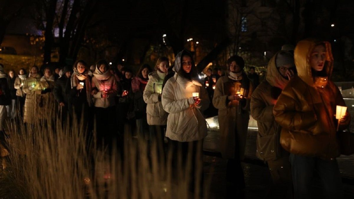 До Дня гідності та свободи у Львові відбулася тиха хода зі свічками