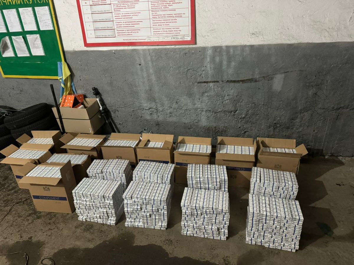 На Закарпатті контрабандисти покинули 18 ящиків сигарет і втекли від прикордонників
