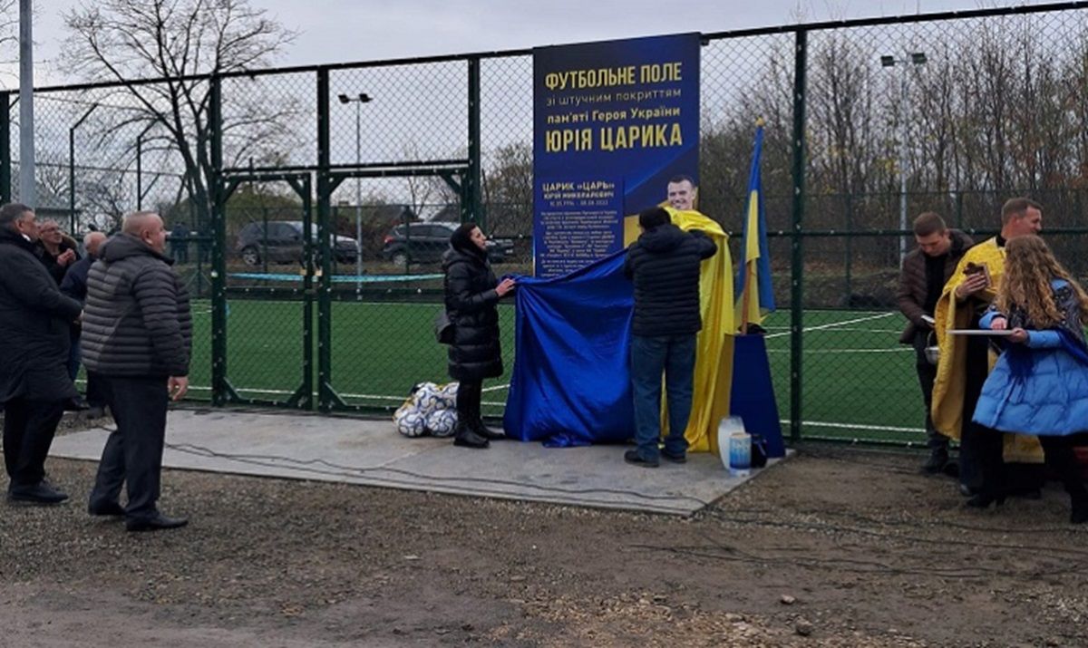 На Буковині батьки в пам'ять про загиблого на війні сина облаштували футбольне поле 