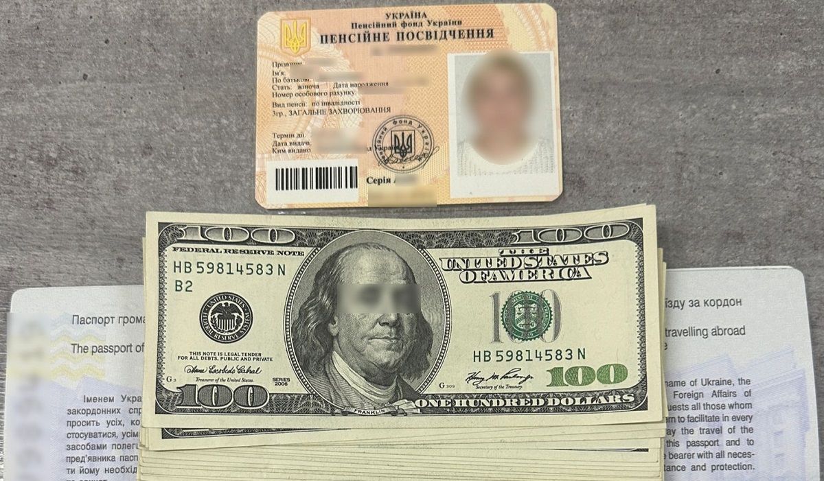 Жінка намагалася вивезти 20-річного сина до Польщі за хабар 4000 доларів