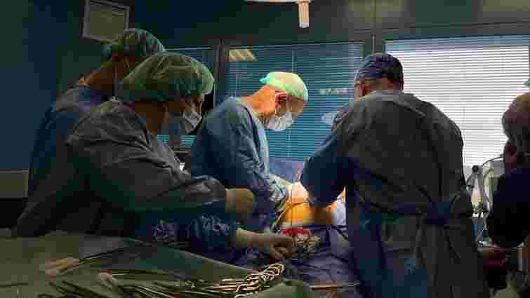 Дві команди хірургів у Львові прооперували жінку з пухлиною підшлункової залози