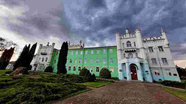 Палац у Білокриниці: від замку до коледжу