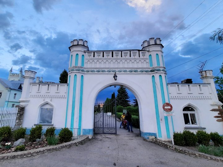 В’їзна брама палацу у Білокриниці (фото ZAXID.NET)