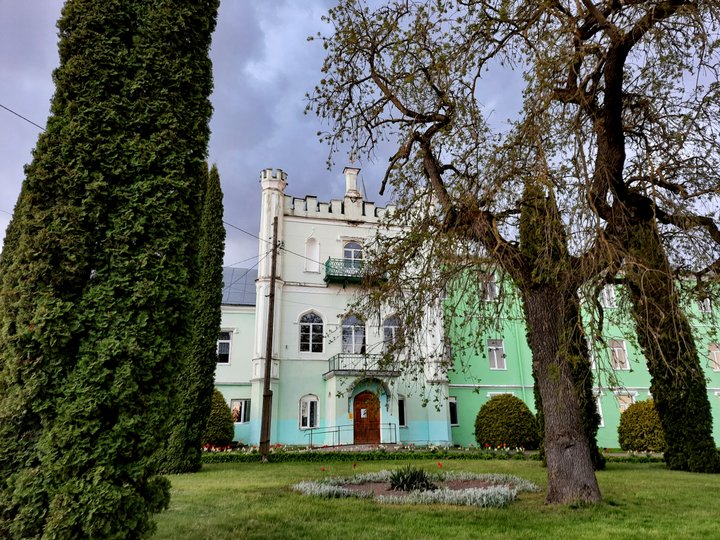 Палац у Білокриниці (фото ZAXID.NET)