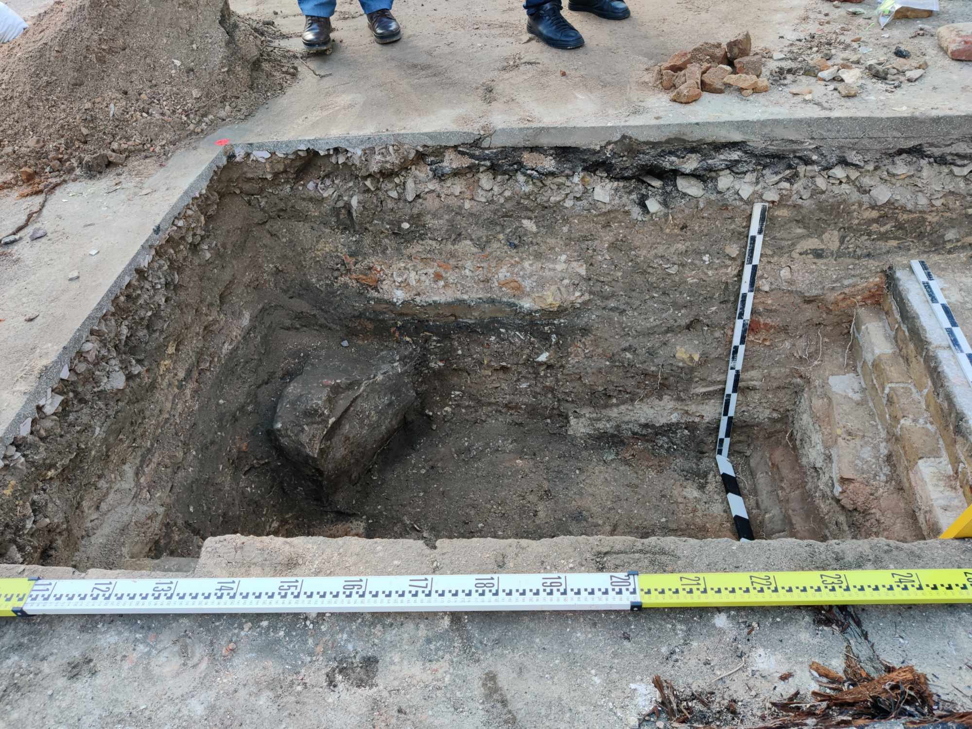 Профіль на цоколі церкви