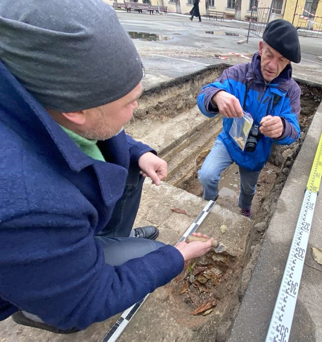 Сергій Тараненко та Юрій Лукомський на розкопках