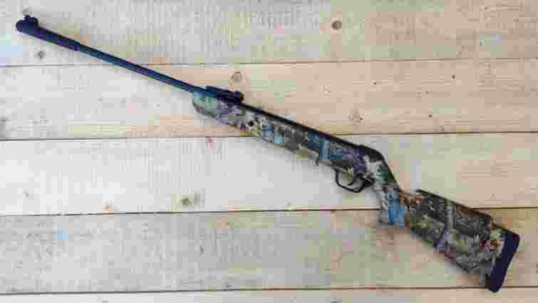 На Прикарпатті дев'ятикласник загинув під час стрільб у шкільному гуртку На Прикарпатті дев'ятикласник загинув під час стрільб у шкільному гуртку