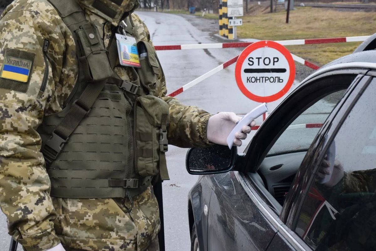 На Закарпатті поліцейський намагався виїхати за кордон за 1000 доларів хабара
