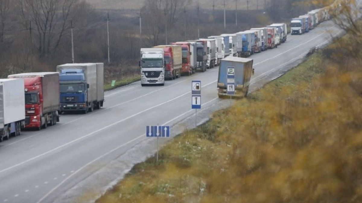 В очікуванні перетину кордону в Польщі помер ще один водій української фури