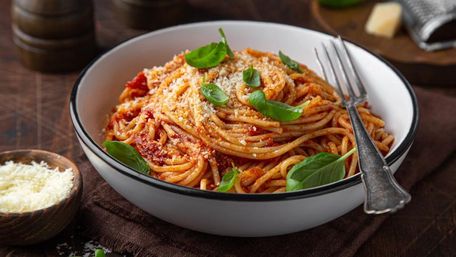 Спагеті з томатним соусом та базиліком з серіалу «Ведмідь». Рецепт дня