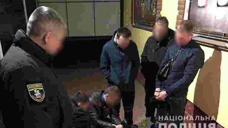Двох екс-поліцейських з Хмельниччини оштрафували за отримання $400 хабара
