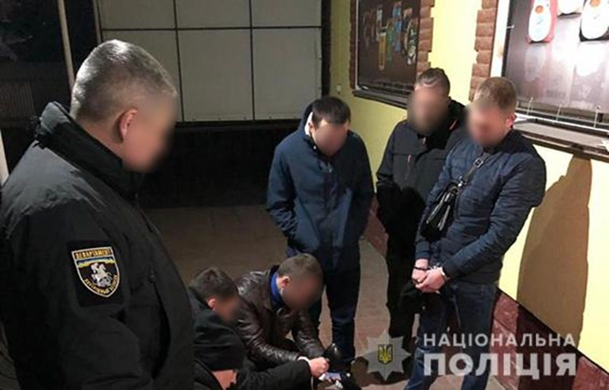 Двох екс-поліцейських з Хмельниччини оштрафували за отримання $400 хабара