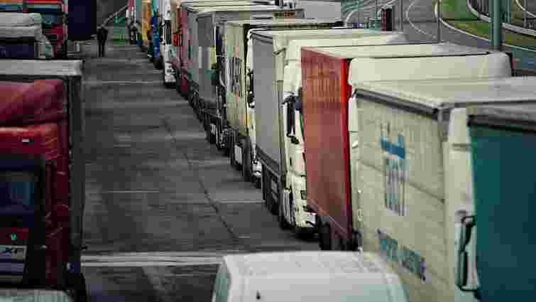 Україна готує евакуацію водіїв вантажівок, які застрягли на кордоні з Польщею