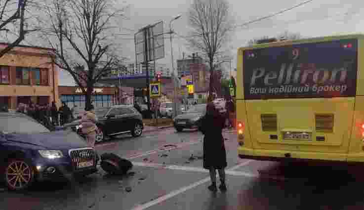 У Львові в одному місці трапилося дві аварії з п'ятьма автомобілями