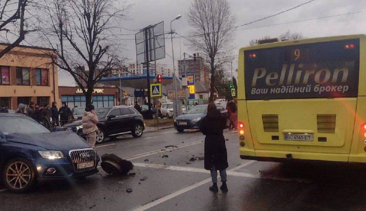 У Львові в одному місці трапилося дві аварії з п'ятьма автомобілями