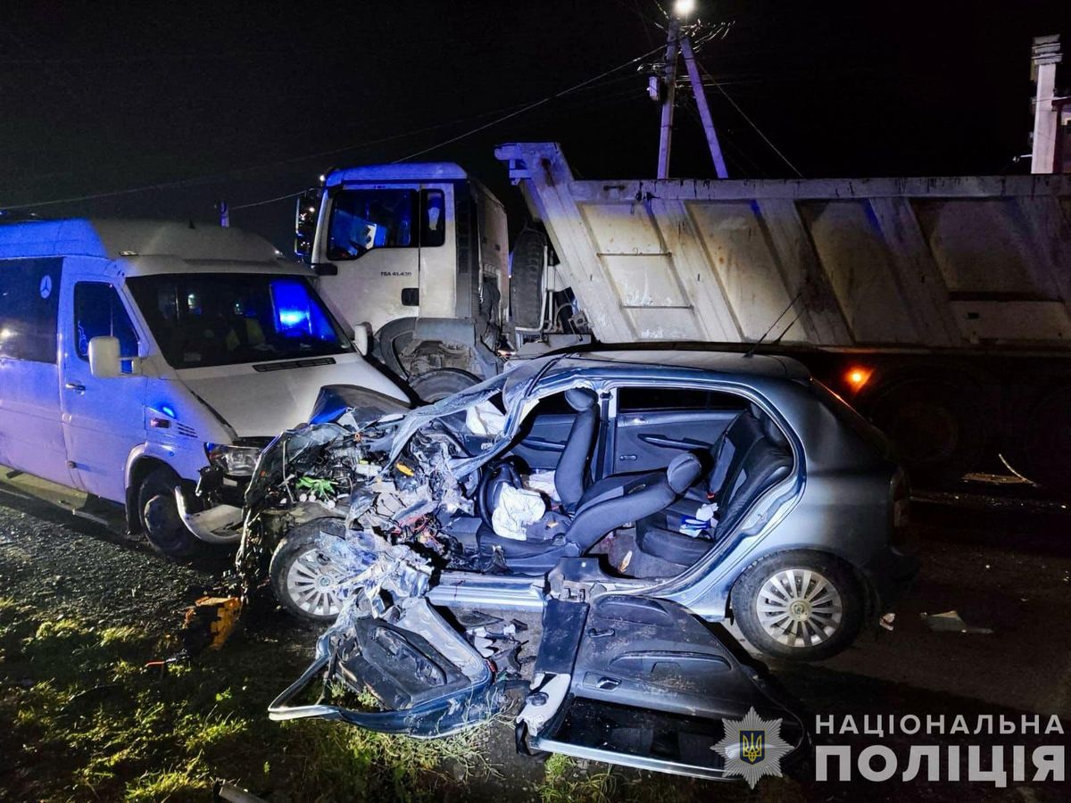 На Закарпатті в ДТП зіткнулися легкове авто, вантажівка, мікроавтобус та велосипедист

