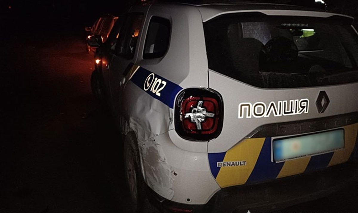 На Тернопільщині п’яний водій в’їхав у авто поліції, яка зупинила іншого п’яного водія