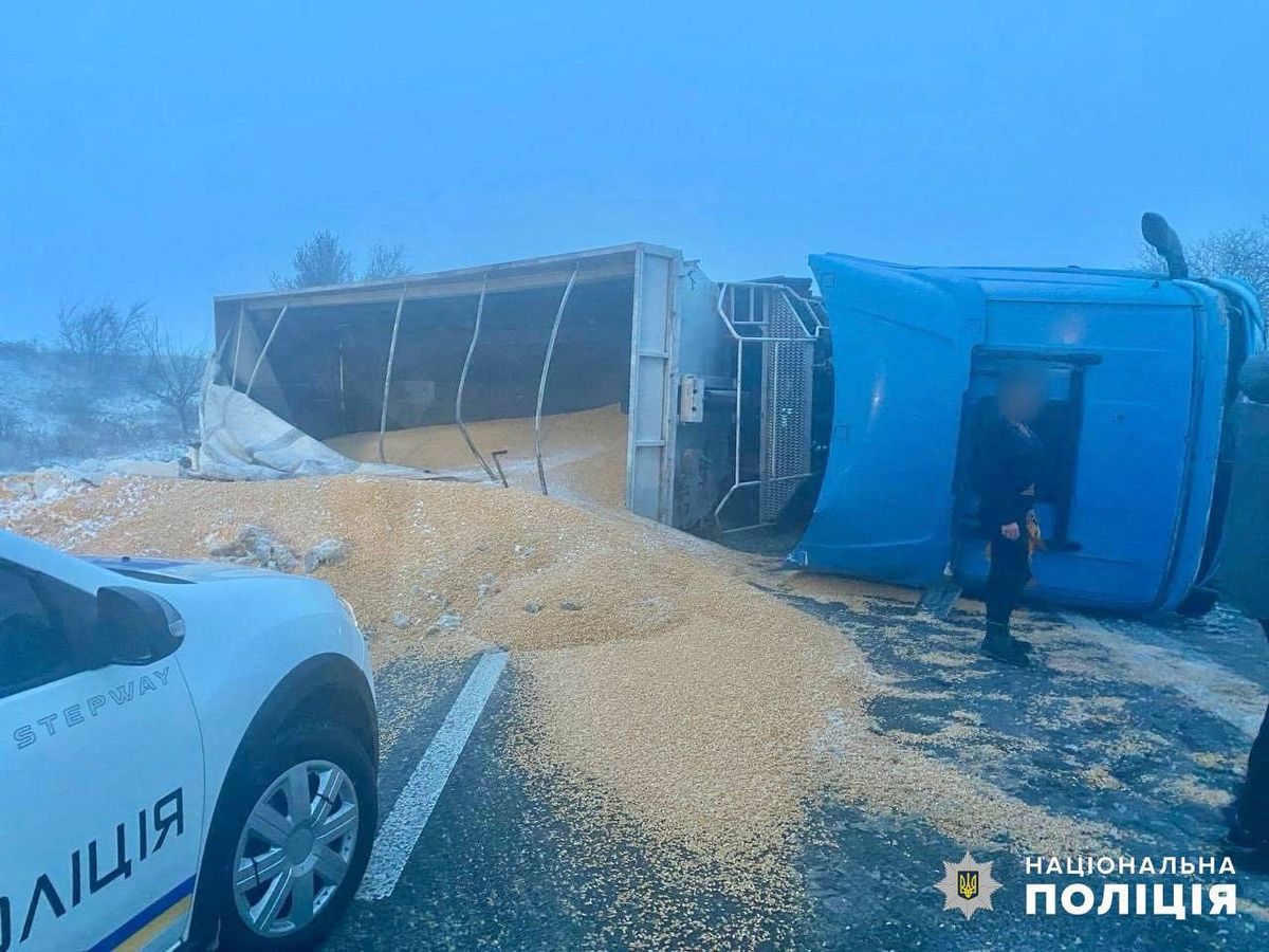 Снігопад на Одещині спричинив масові аварії, три траси перекрито