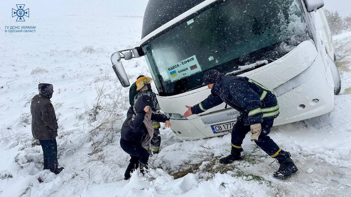 Школярі Київщини та Одещини через негоду навчатимуться дистанційно