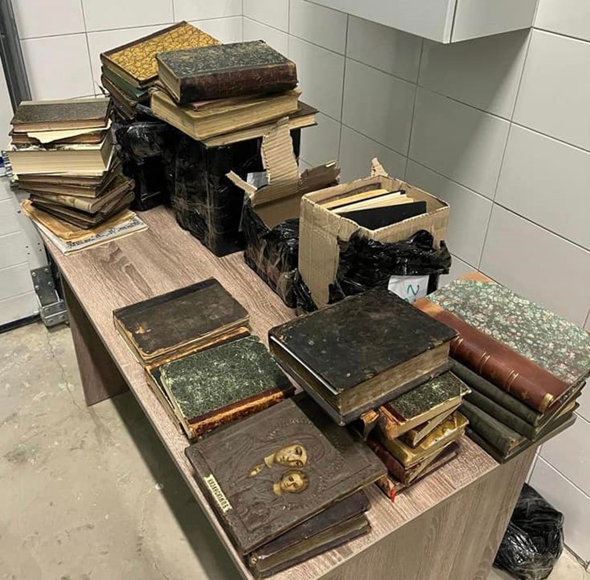 Чернівецькі митники на кордоні виявили 100 раритетних книг та ікону