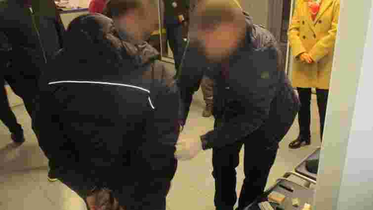 На Львівщині ув’язнили чоловіка за погрози пістолетом після зауваження щодо російської мови
