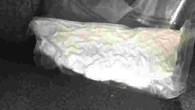 Біля лісу на Рівненщині поліція виявила наркокур'єра з 3 кг амфетаміну