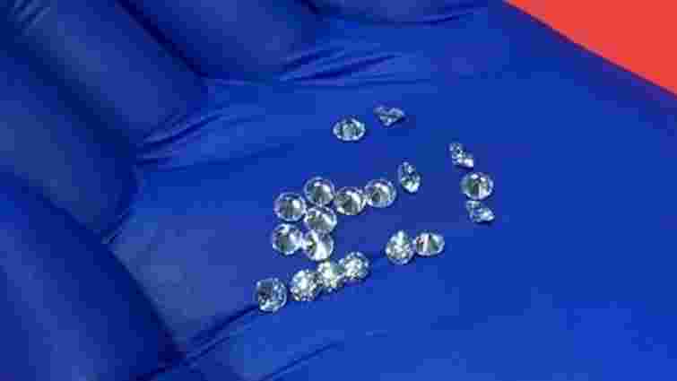В аеропорту Варшави затримали українку із захованими у шкарпетці діамантами на 8,6 млн грн