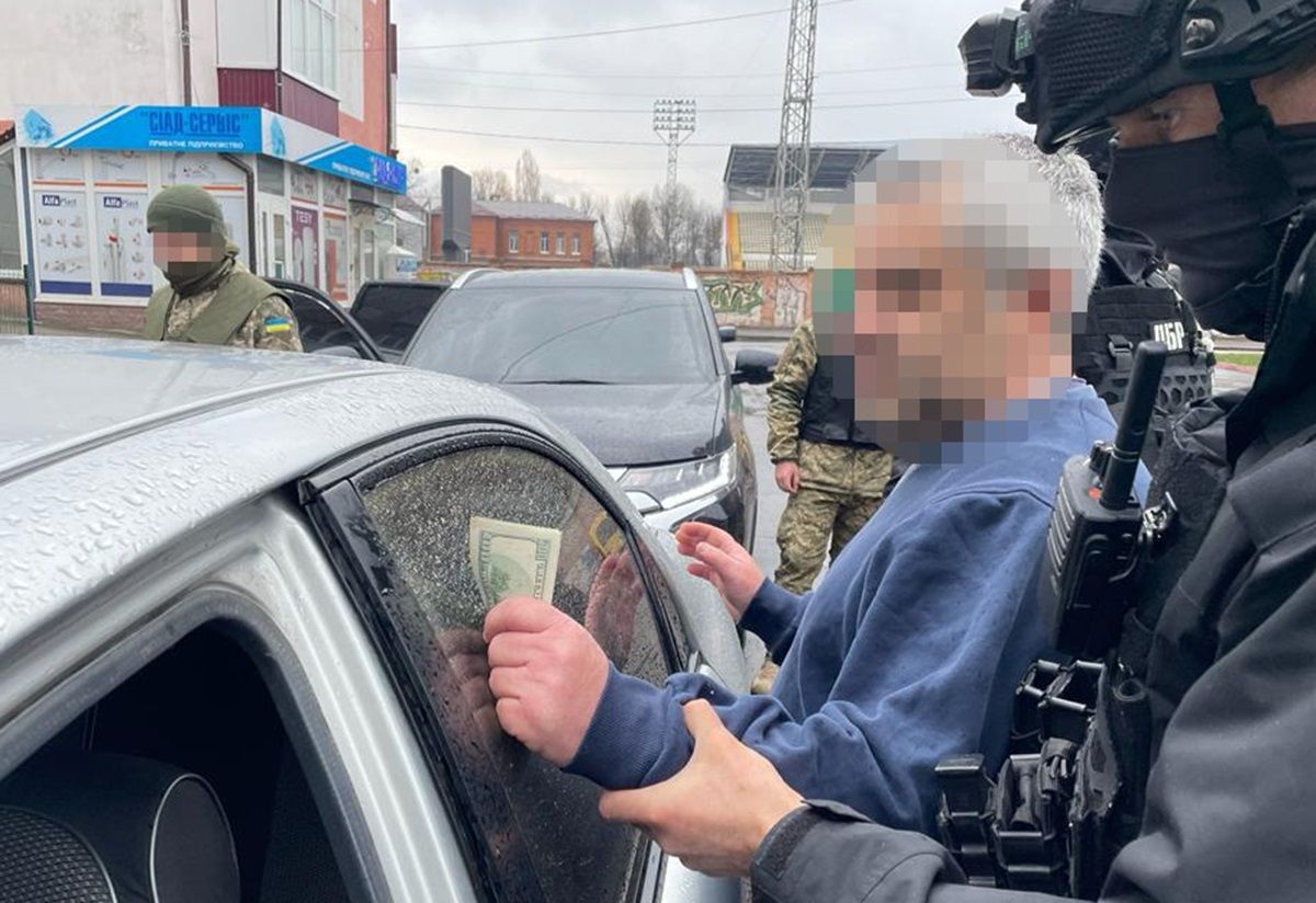 Правоохоронця з Хмельниччини і трьох екс-військових викрили на переправленні ухилянтів