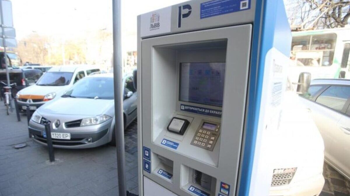 Біля центру Львова облаштували парковку на 26 місць