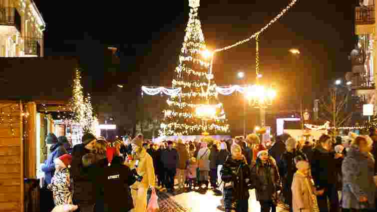 В Ужгороді встановлять 18-метрову новорічну ялинку