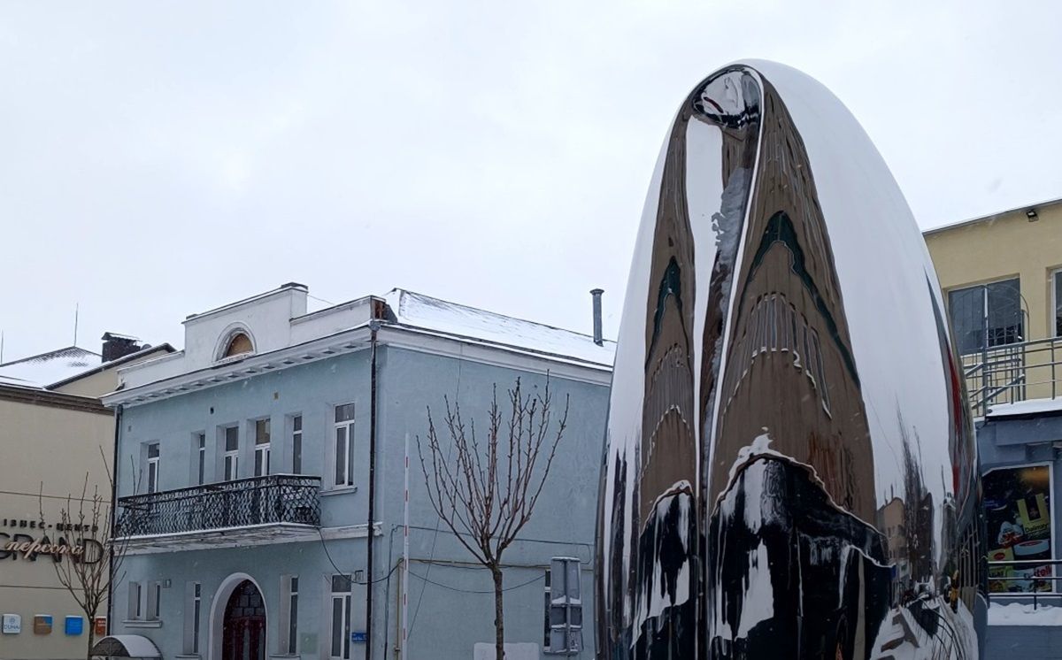 У центрі Луцька встановили двометрову скульптуру у вигляді зерна
