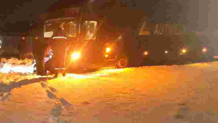 У сніговому заметі на Волині застряг автобус Київ – Щецин 