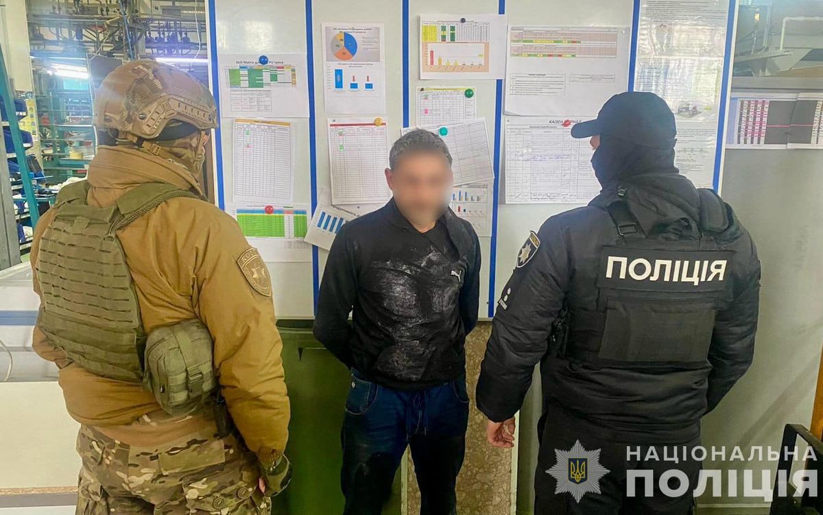На Закарпатті затримали чоловіка, який торгував метамфетаміном у себе на роботі