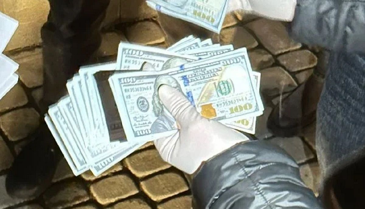 ДБР затримало львівського митника на хабарі 16 тис. доларів