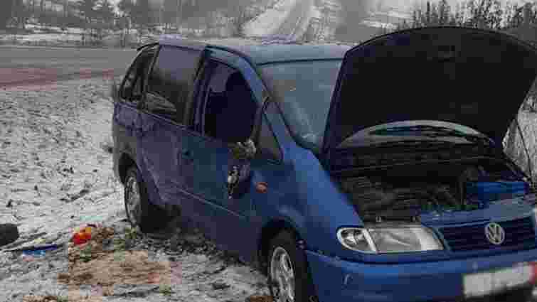 На Тернопільщині в ДТП на засніженій дорозі важкі травми отримали водій-військовий і пасажир  