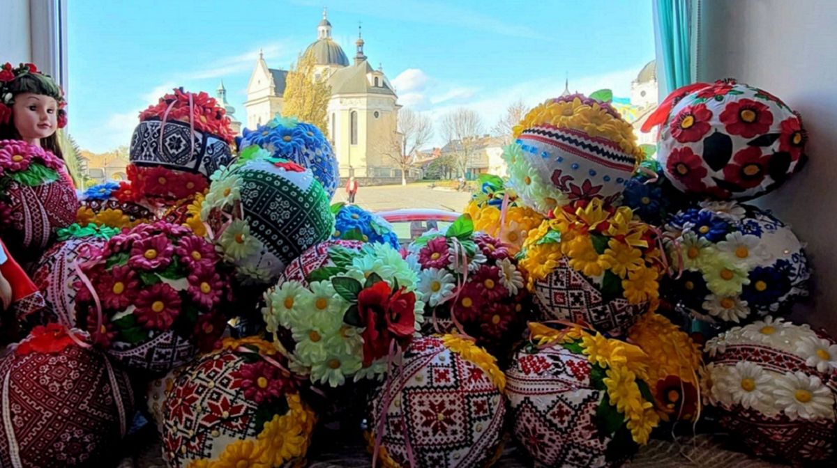 У Жовкві встановили рекорд України з найбільшої кількості вишитих ялинкових прикрас
