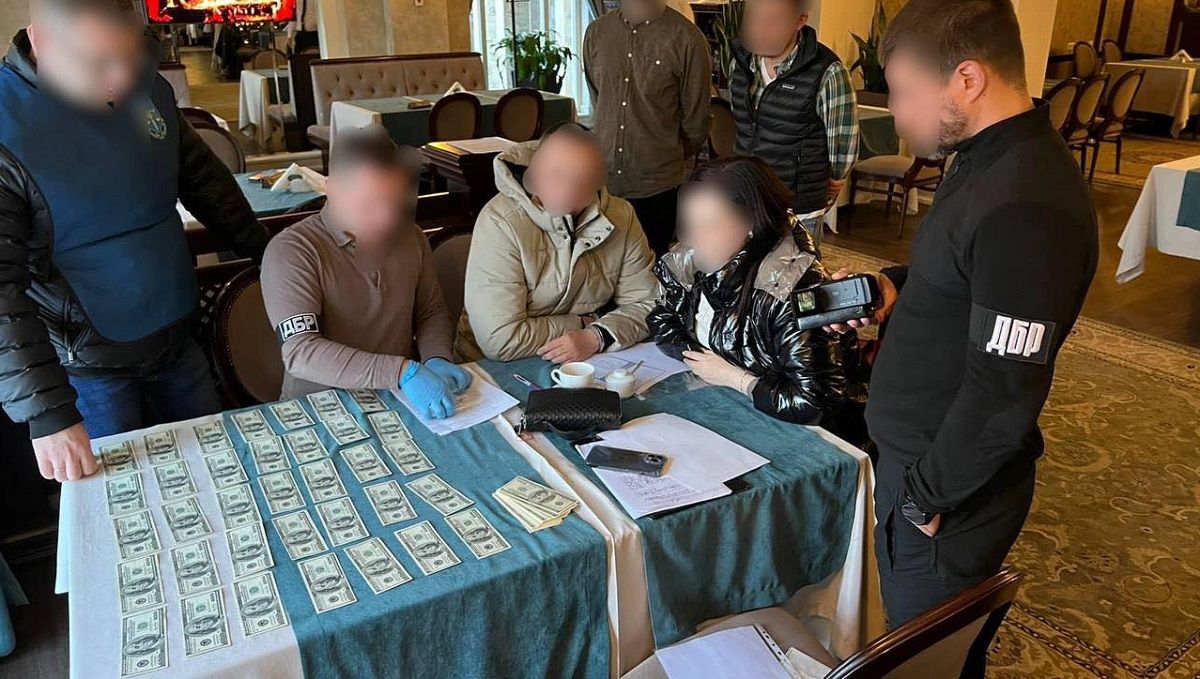 ДБР зафіксувало отримання львівським митником 38 тис. доларів хабарів