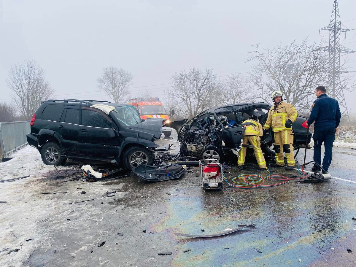На Закарпатті внаслідок зіткнення з позашляховиком Lexus водій Mercedes загинув на місці