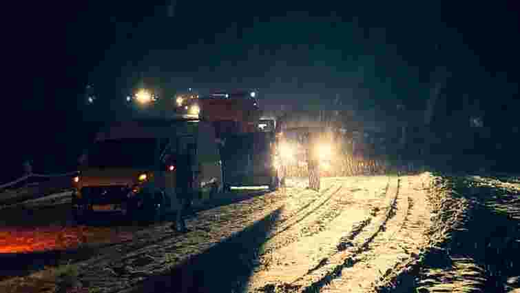 Через снігопад на Прикарпатті та Тернопільщині обмежили рух вантажівок
