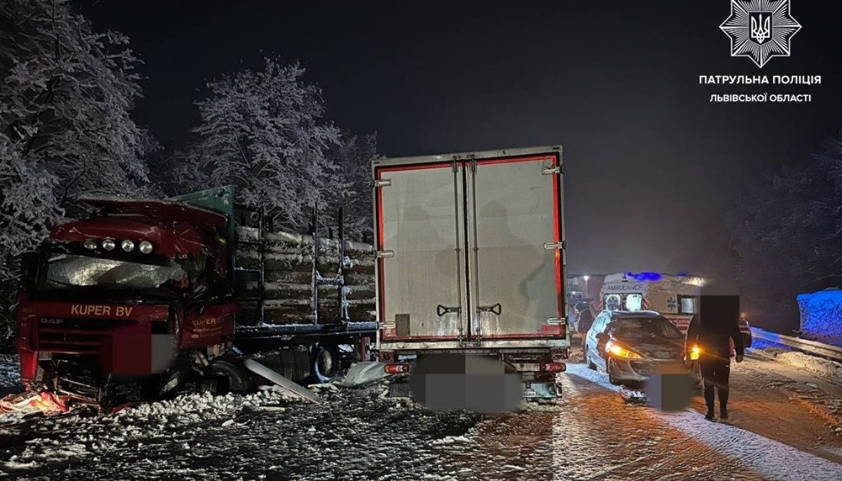 У карпатському селі на Львівщині зіткнулись дві вантажівки та легковик