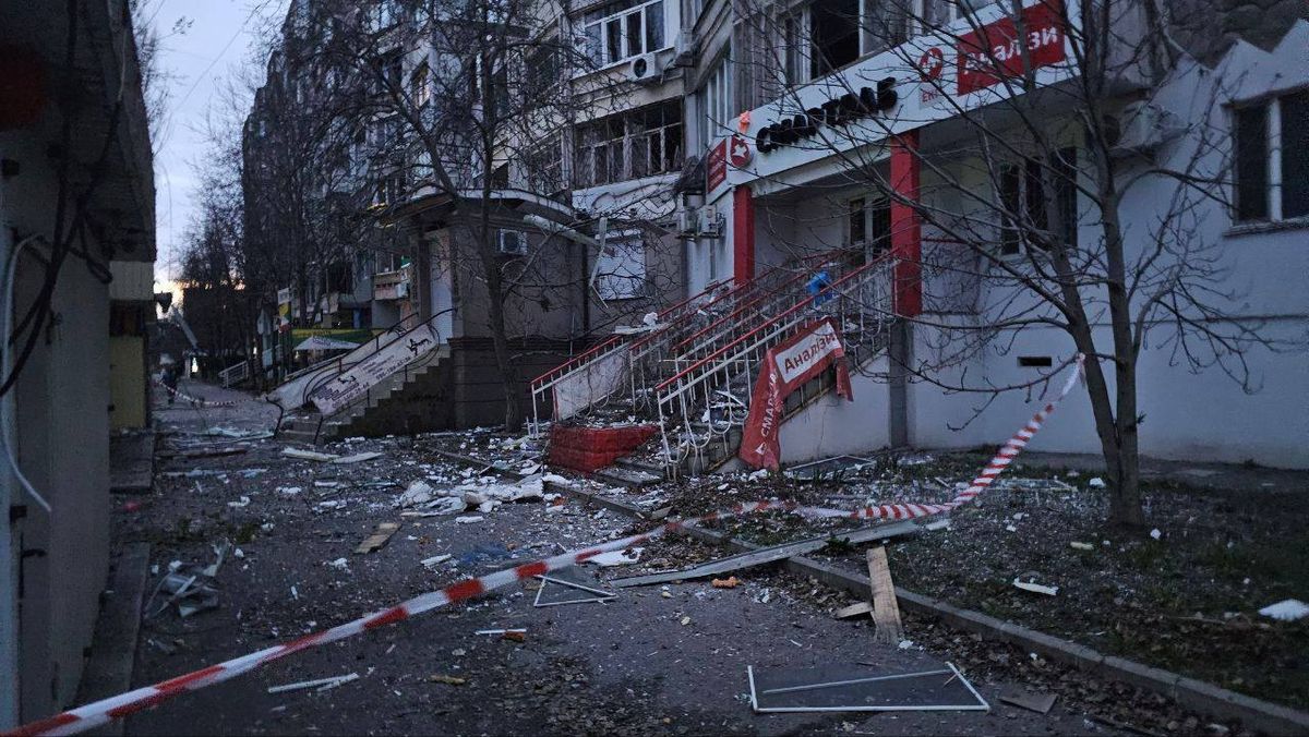 Росіяни обстріляли багатоповерхівку і дві лікарні у Херсоні, є загиблі