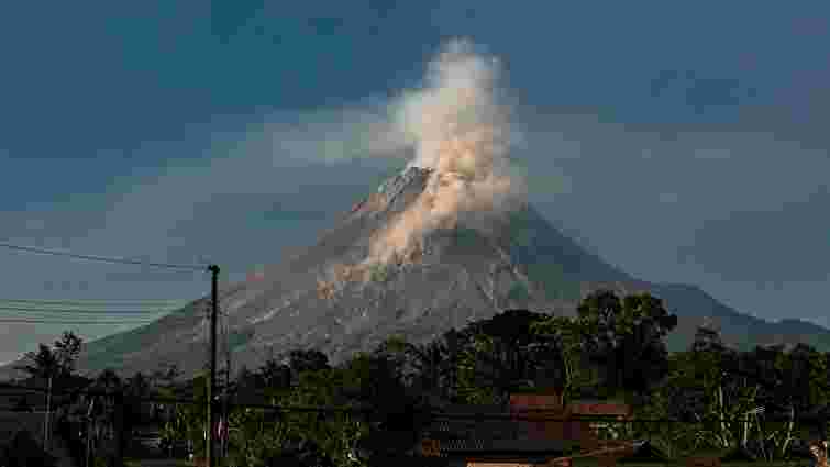 Внаслідок виверження вулкана в Індонезії загинуло 11 туристів