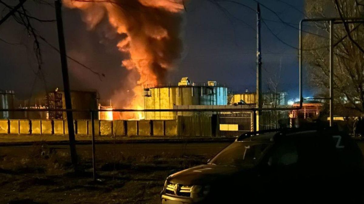 Внаслідок атаки дронів на Луганськ загорілася нафтобаза