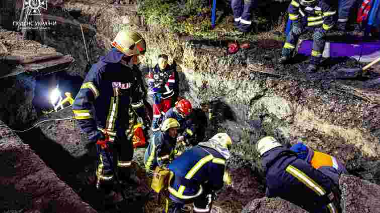 Двоє працівників газової служби загинули через зсув ґрунту у Харкові