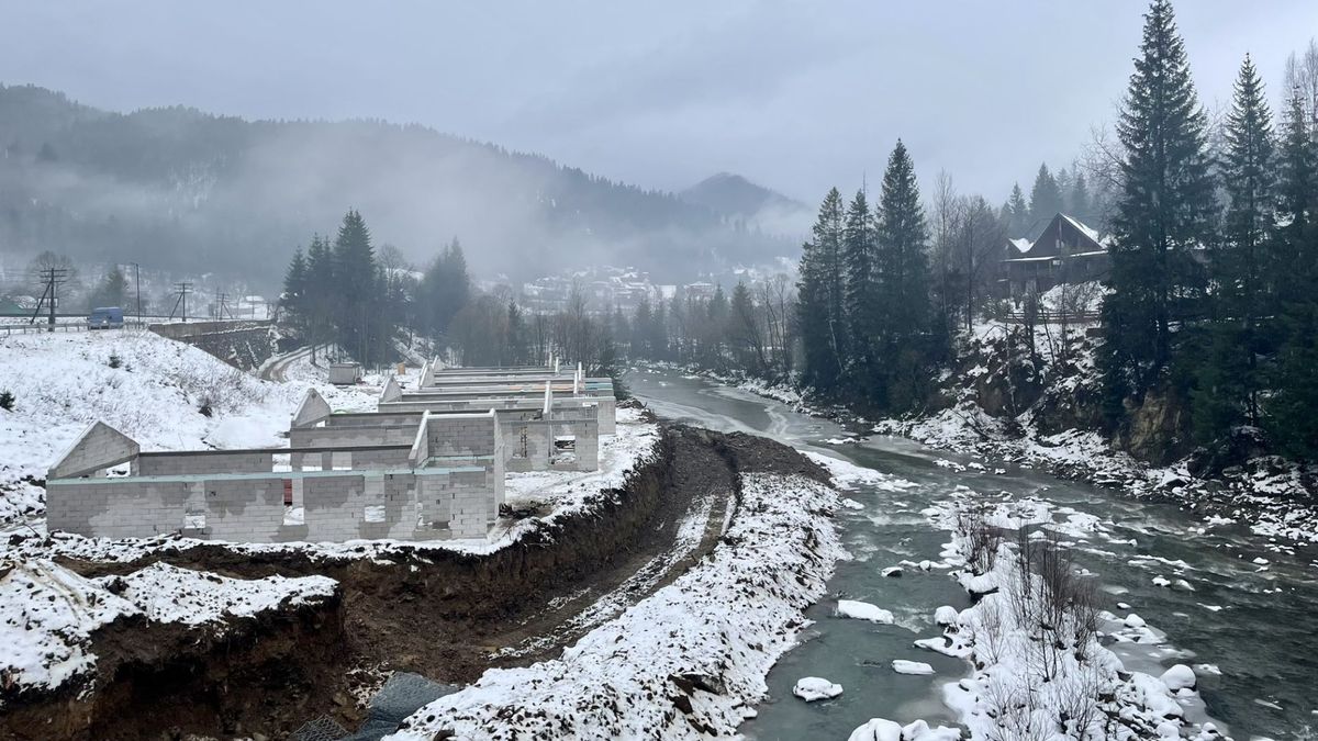 На березі річки Прут у Карпатах без дозволів зводять шість будинків